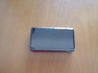 The 3DS with its lid closed