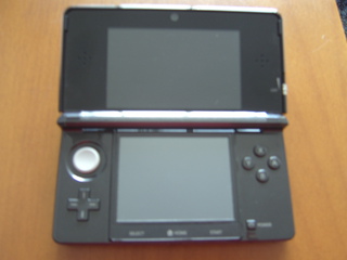 O 3DS com a tampa aberta, mostrando os botões